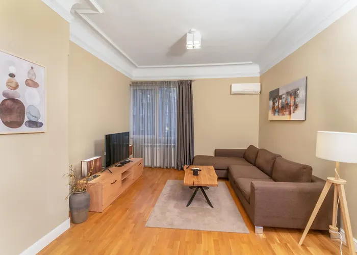 Stunning Luxury 3 Bedroom Apt In The Heart Of Town