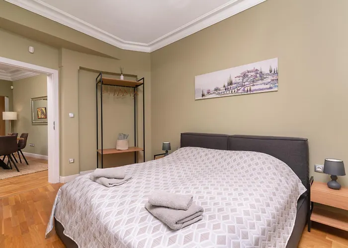 Stunning Luxury 3 Bedroom Apt In The Heart Of Town