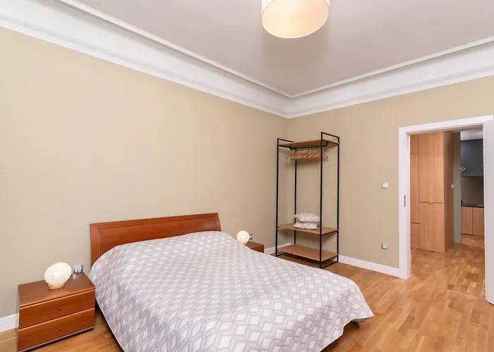 Stunning Luxury 3 Bedroom Apt In The Heart Of Town