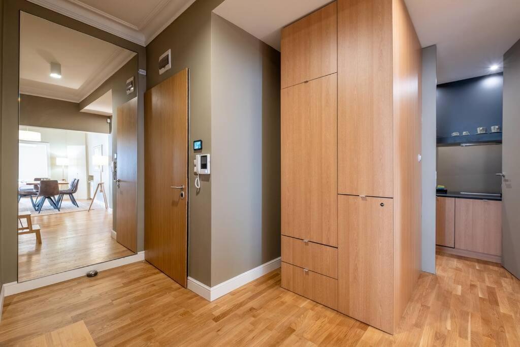 Stunning Luxury 3 Bedroom In The Heart Of Town Appartamento