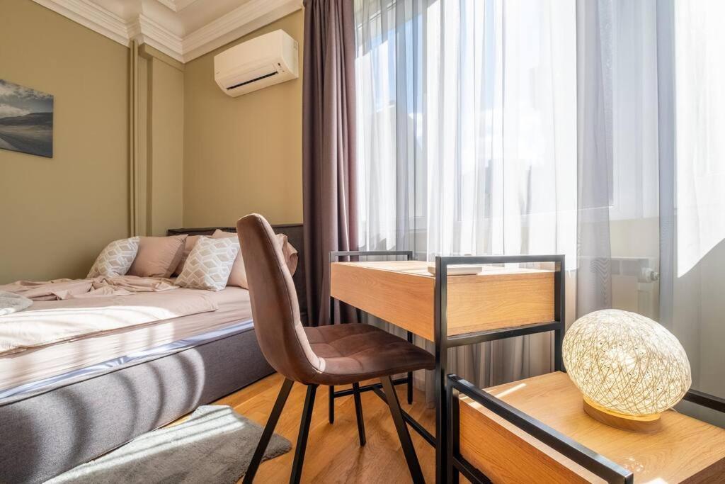 Stunning Luxury 3 Bedroom In The Heart Of Town Appartamento