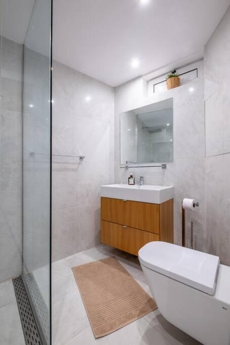 Stunning Luxury 3 Bedroom In The Heart Of Town Appartamento *