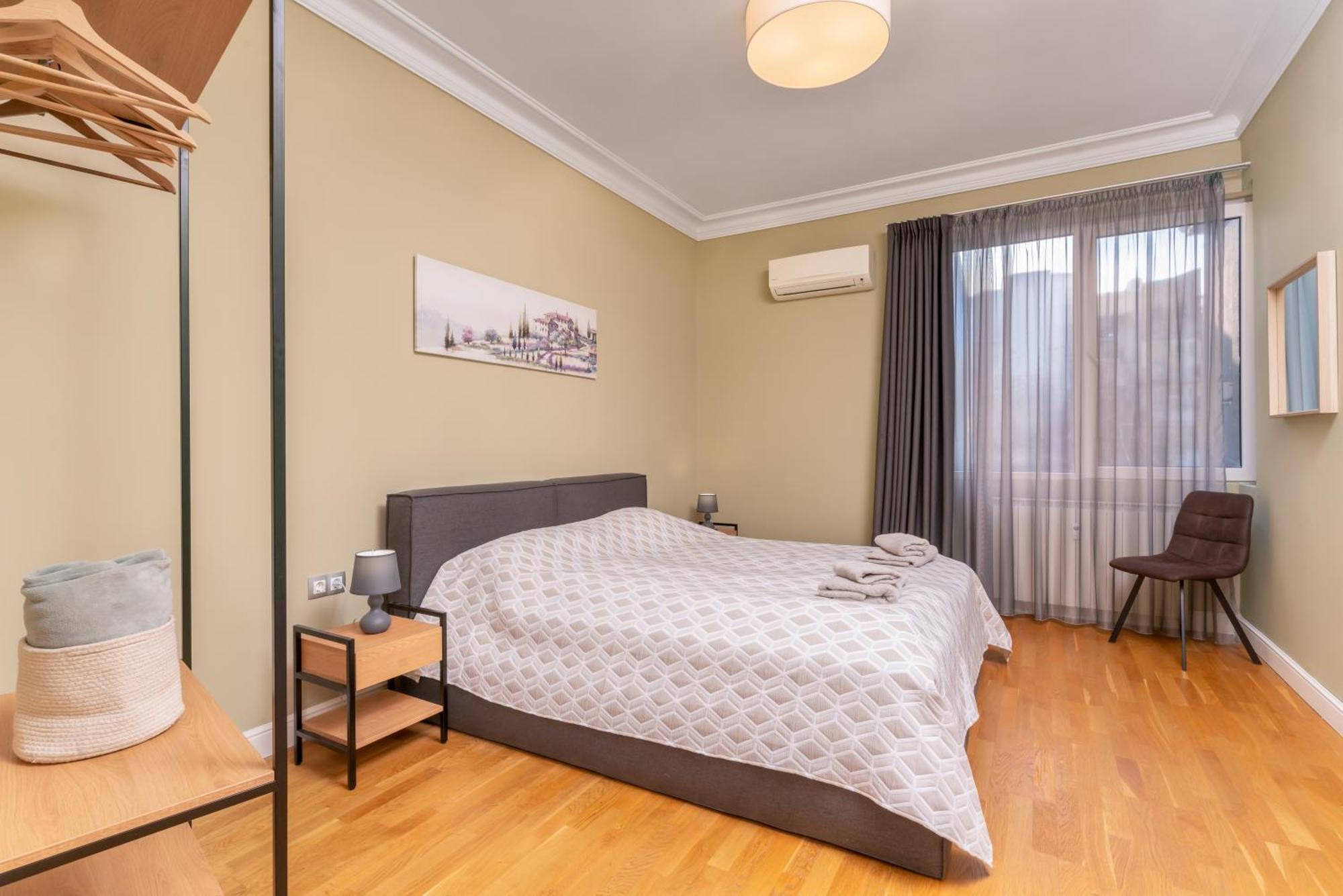 Stunning Luxury 3 Bedroom In The Heart Of Town Appartamento