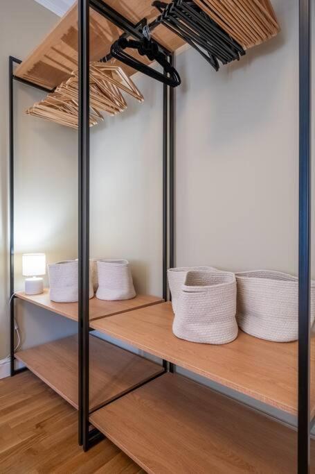 Stunning Luxury 3 Bedroom In The Heart Of Town Appartamento