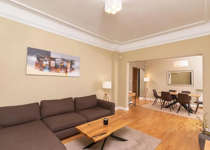 Stunning Luxury 3 Bedroom Apt In The Heart Of Town