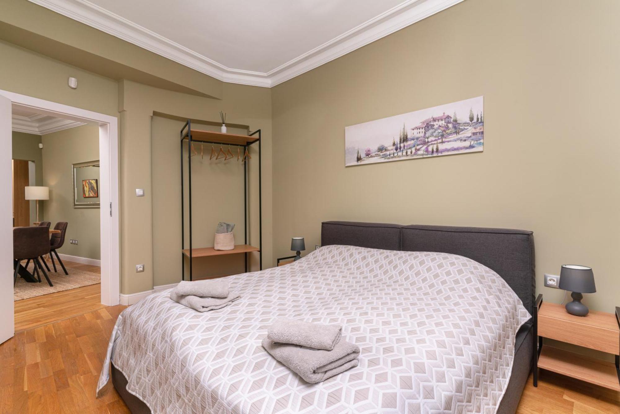 Stunning Luxury 3 Bedroom In The Heart Of Town Apartament